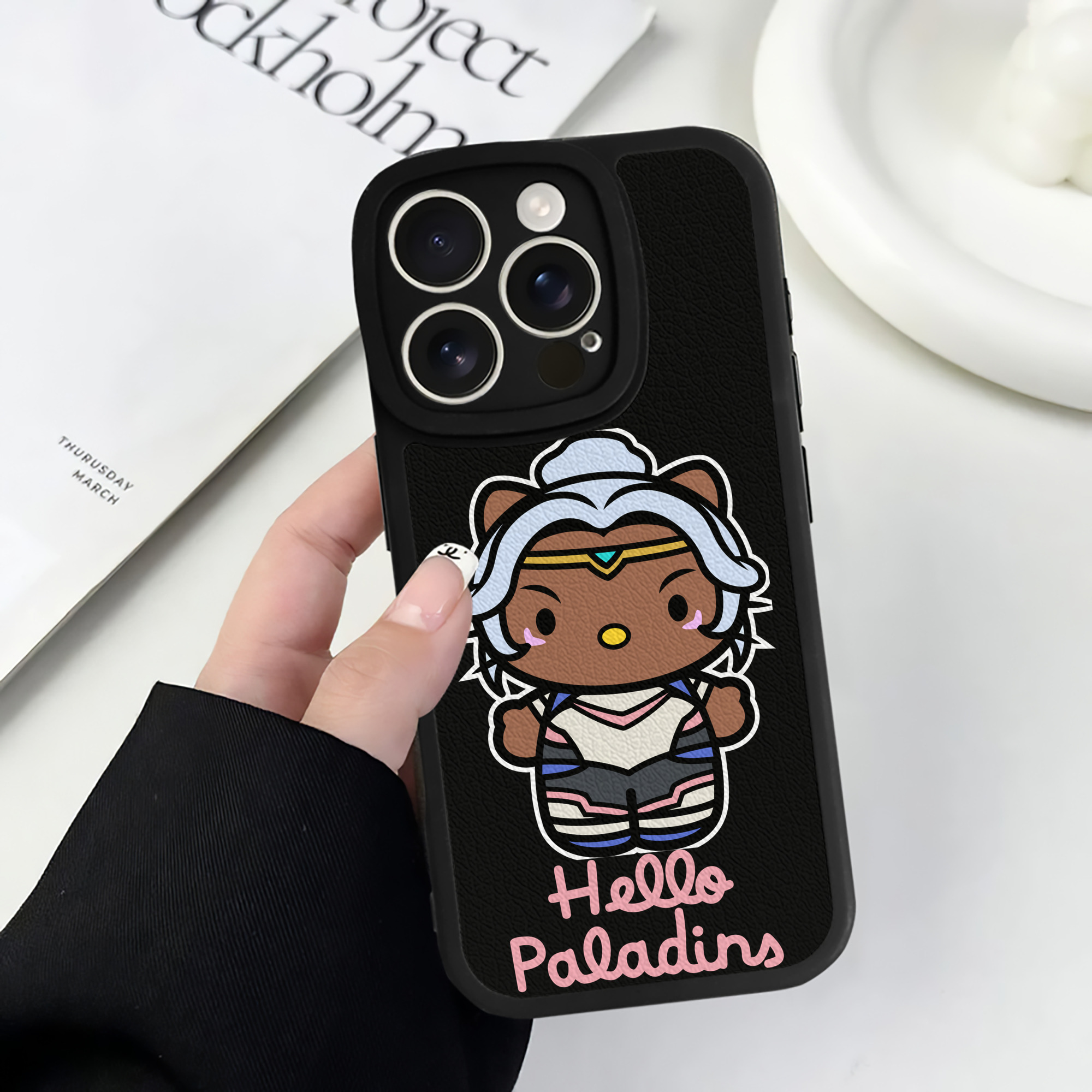 （画像用） Hello Kitty ハローキティ 【iPhone 16シリーズ対応】シリコンスマホケース（レザー調） 材質：シリコン